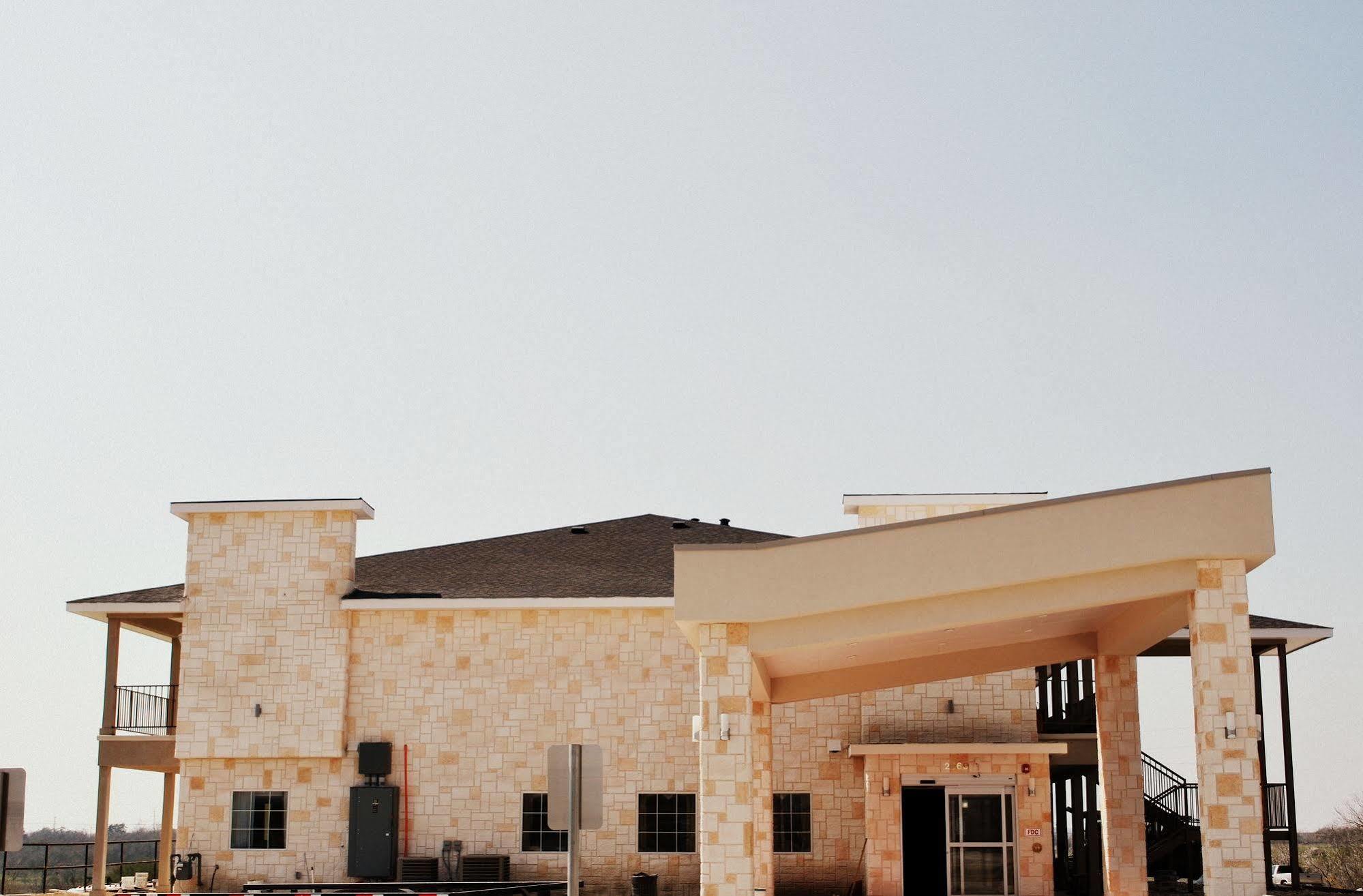Westwood Inn By Oyo Gonzales Tx מראה חיצוני תמונה